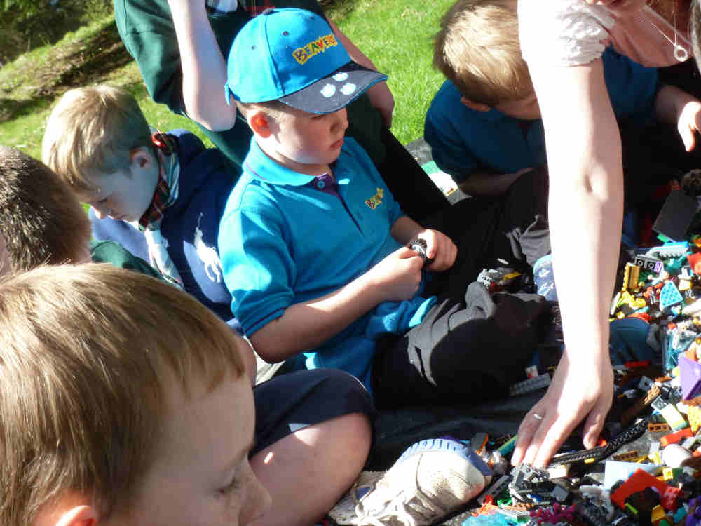 Beavers - Playing with lego